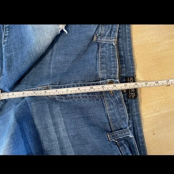 FOREVER21+ distressed jeans with studded detail. Cotton/spandex blend.
Size: 18 - Picture 10 of 12